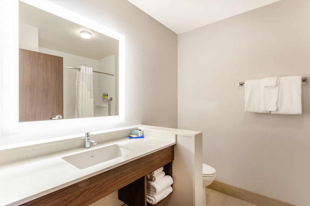 Holiday Inn Express Suites Springfield North 16/60