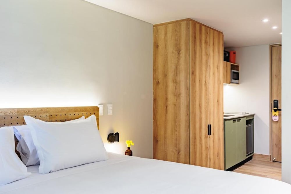 STUDIO, SUITE, QUEEN BED, KITCHEN