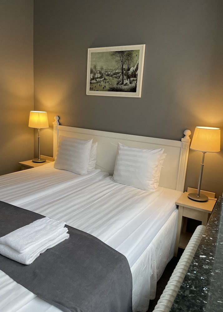 Unique Hotel 12/77