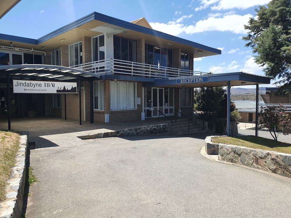 LAKE JINDABYNE HOTEL 10/75