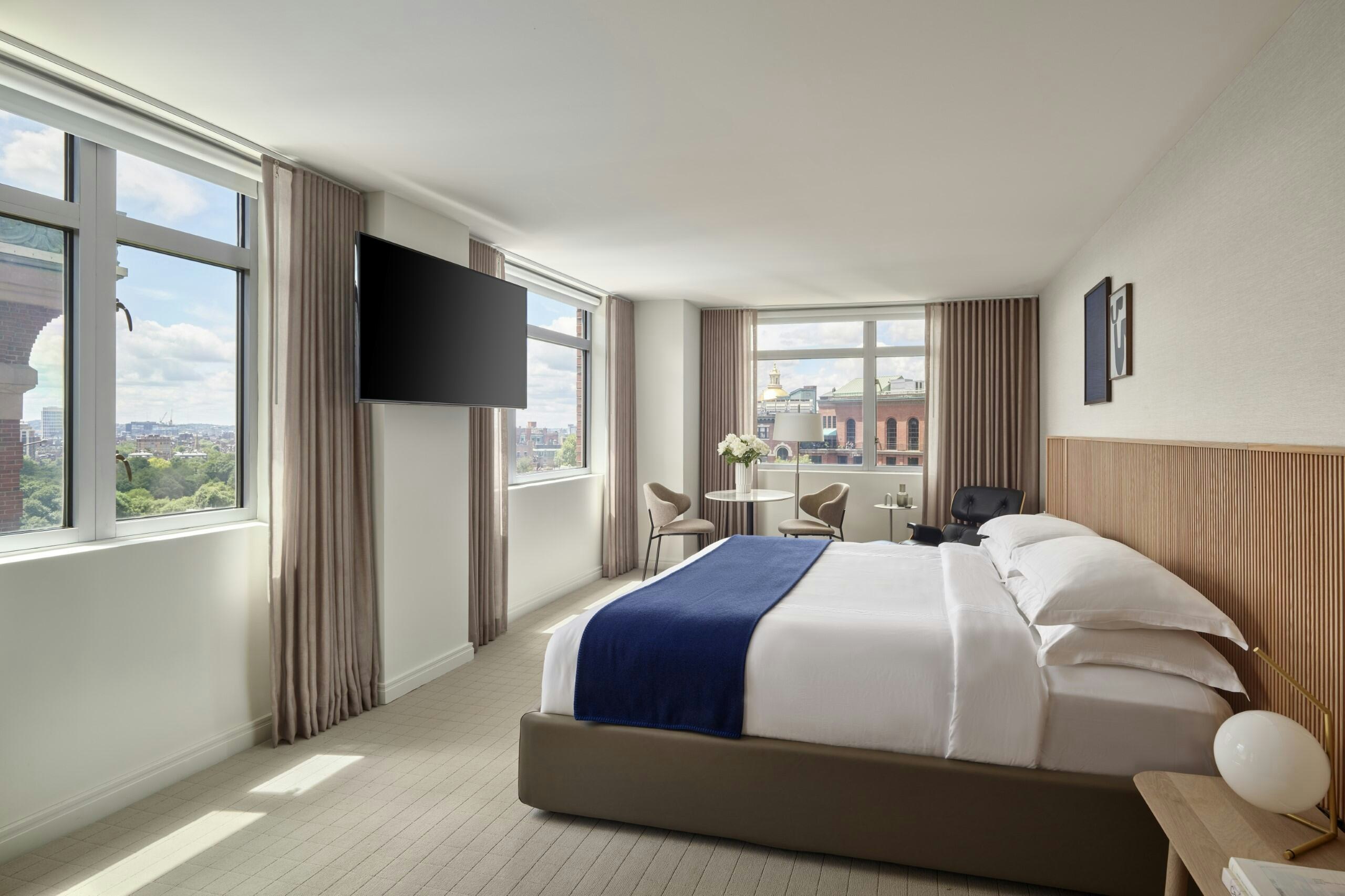 PREMIUM, KING BED, SKYLINE VIEW, CORNER