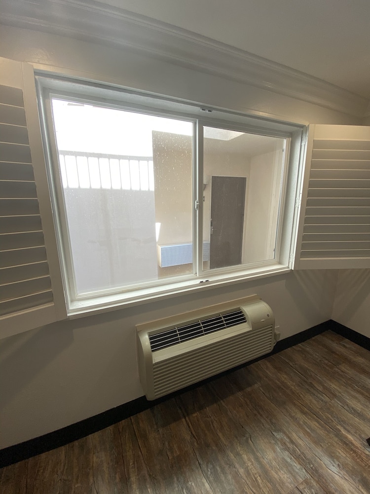 Ocean Surf Inn & Suites 35/73