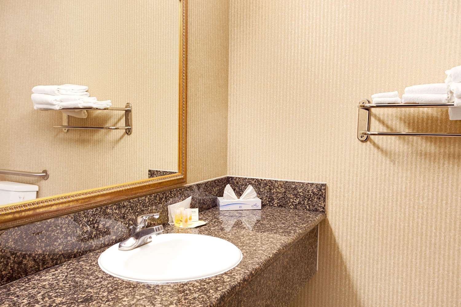 Days Inn & Suites By Wyndham Artesia 34/37
