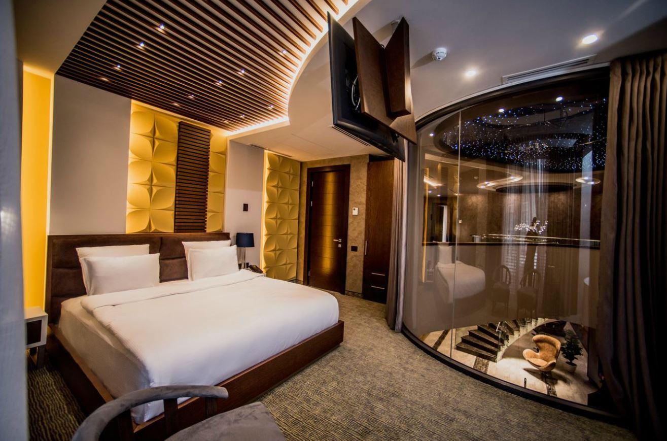 ROOM, DOUBLE OR TWIN BED