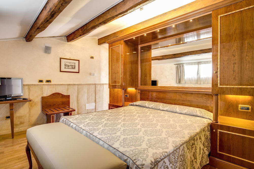 Pantheon Rooms 14/32
