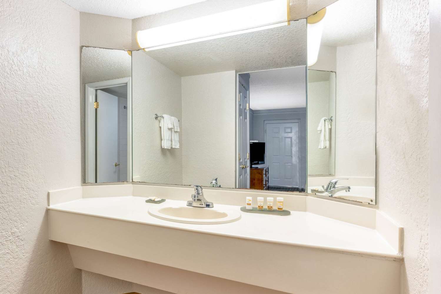 Super 8 by Wyndham The Woodlands North 36/40