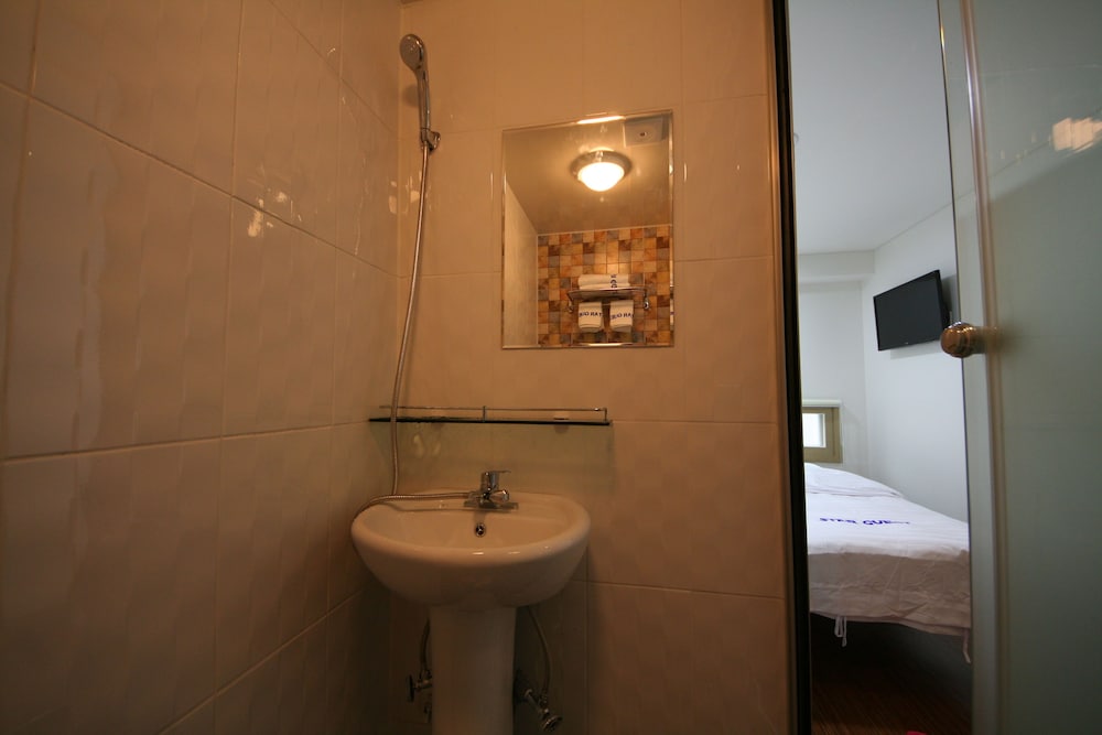 Star Guest House 42/45