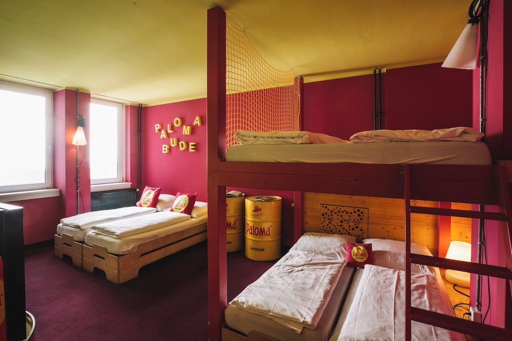 Bure, 1 Double and 4 Single Beds، Superbude St Georg 2/9
