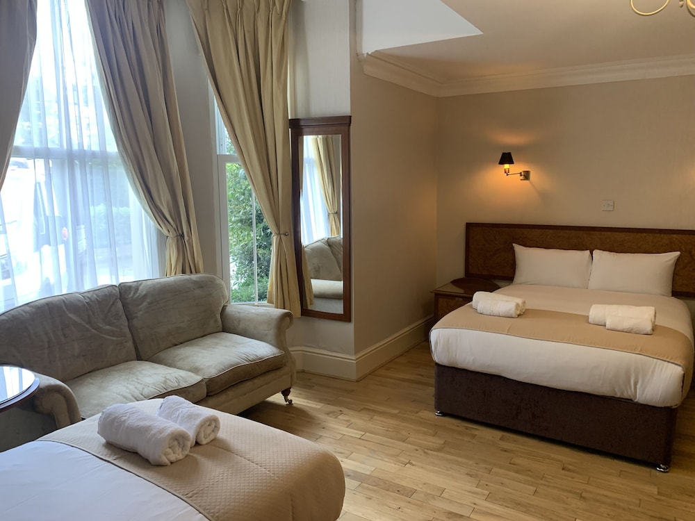 SUPERIOR, 1 DOUBLE AND 1 SINGLE BED