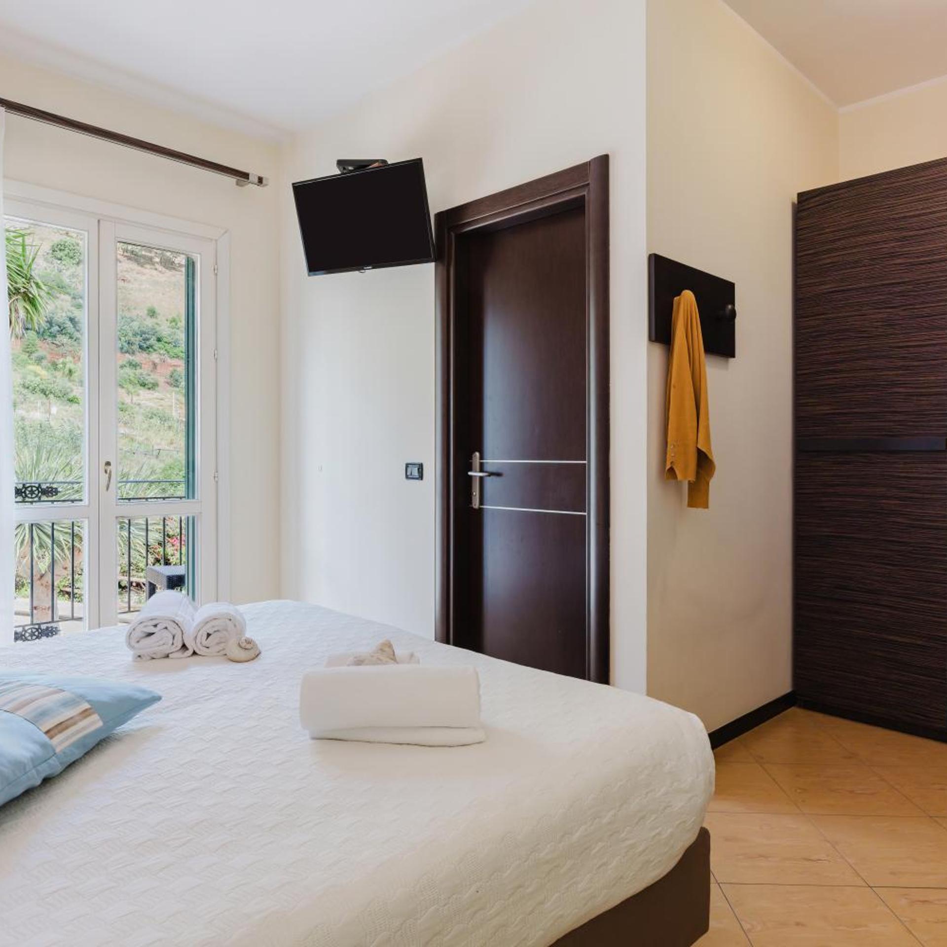 Deluxe, Double Bed, Side Sea View