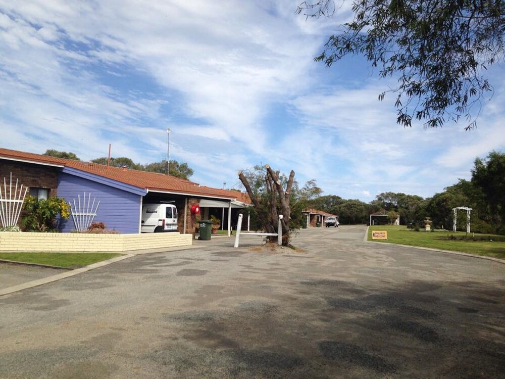 EMU BEACH CHALETS 30/35