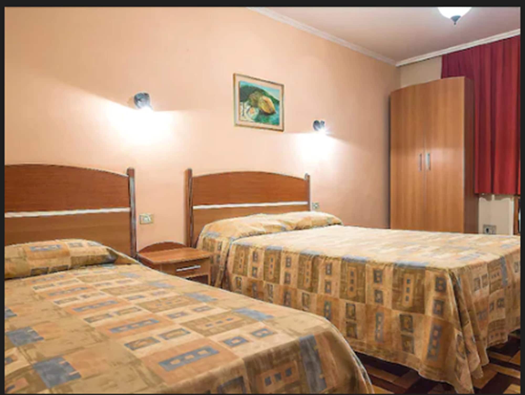 ROOM, QUADRUPLE