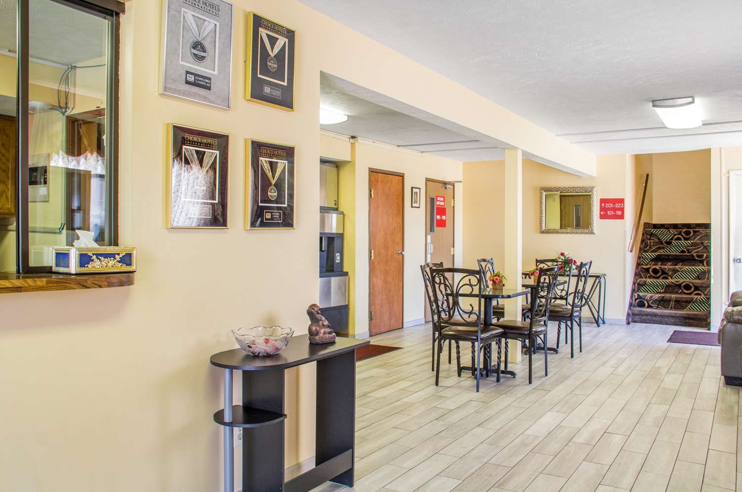 Econo Lodge Lansing Leavenworth 18/26