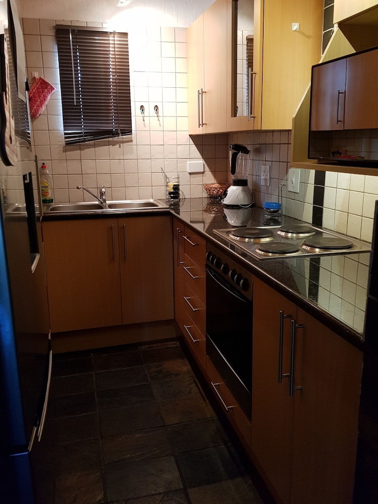 Six Valk Avenue Self Catering Guest House 48/50