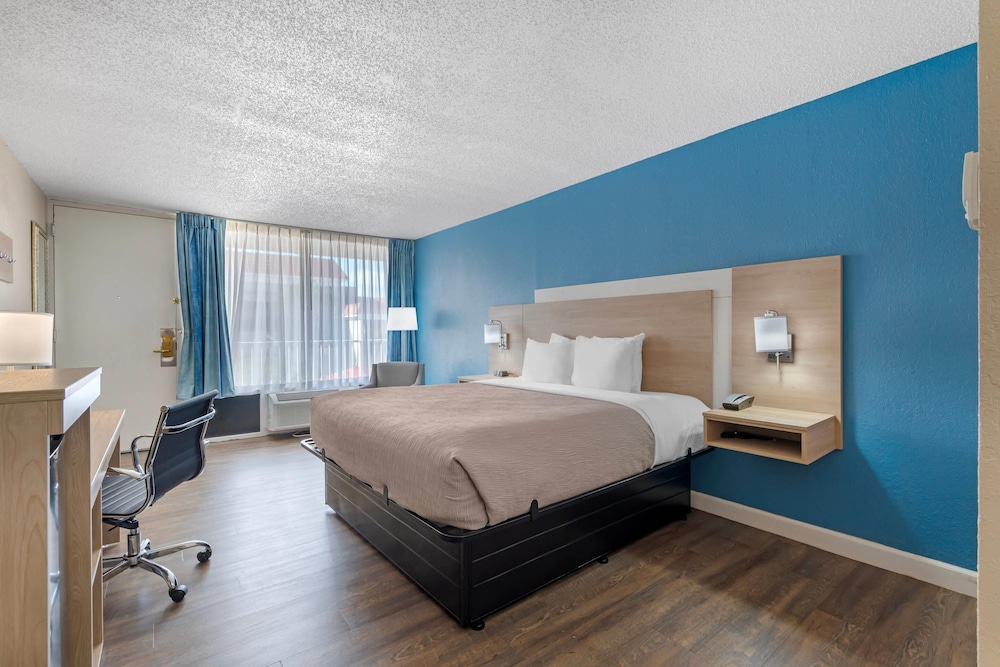 Room, King Bed, Quality Inn & Suites Conference Center 4/7