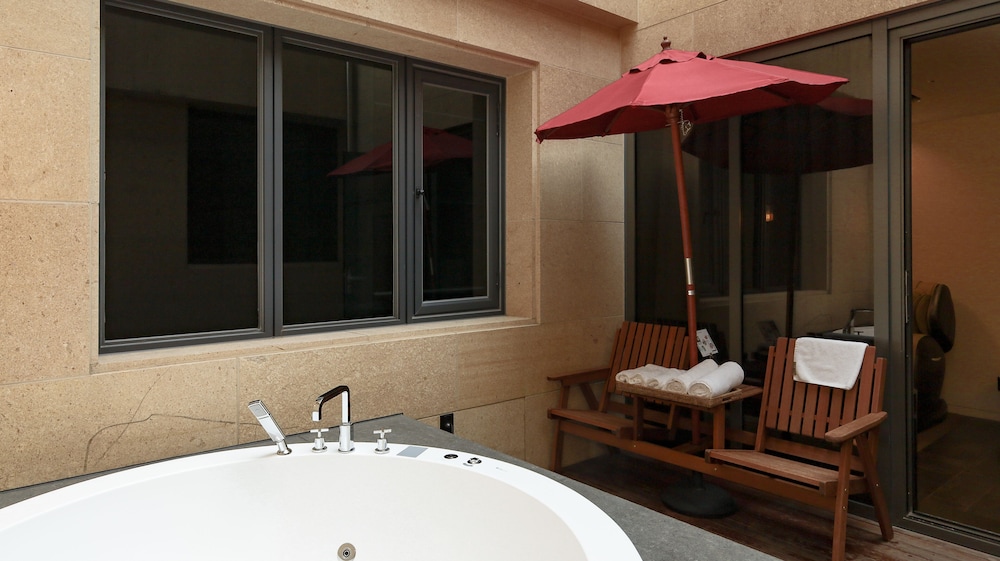 KYND HOTEL 50/50