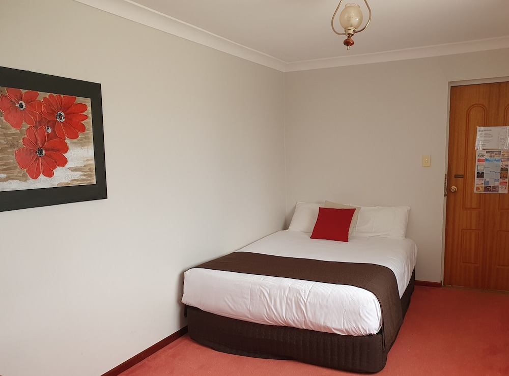 MCNEVIN'S WARWICK MOTEL 16/64