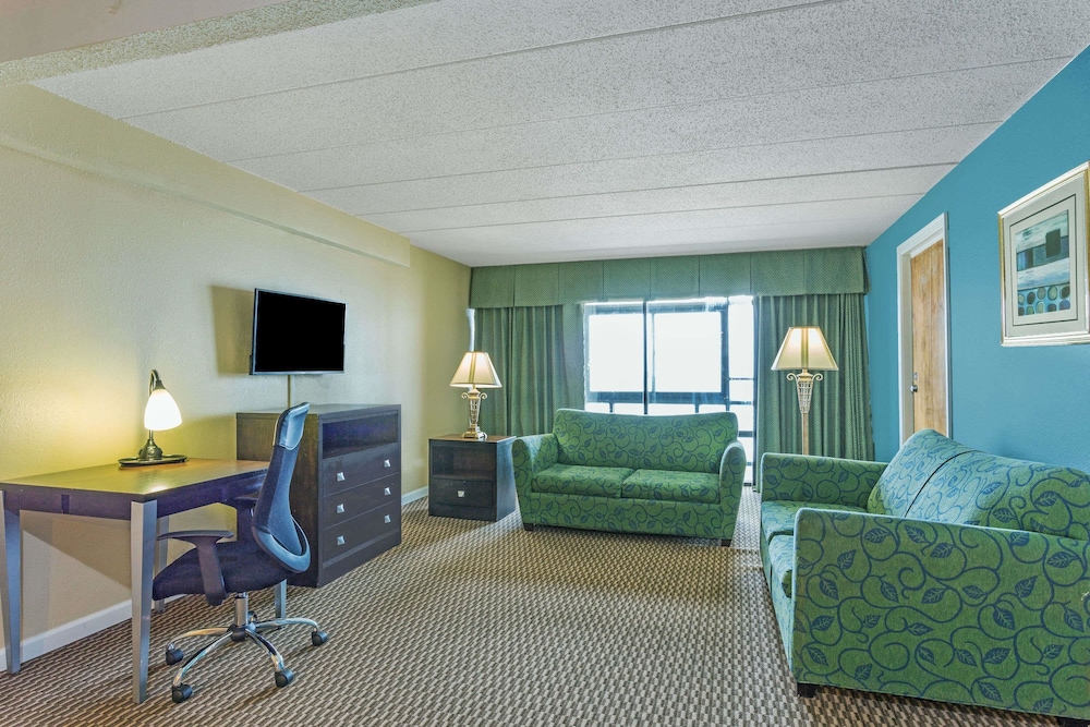 Travelodge by Wyndham Suites Virginia Beach Oceanfront 13/16