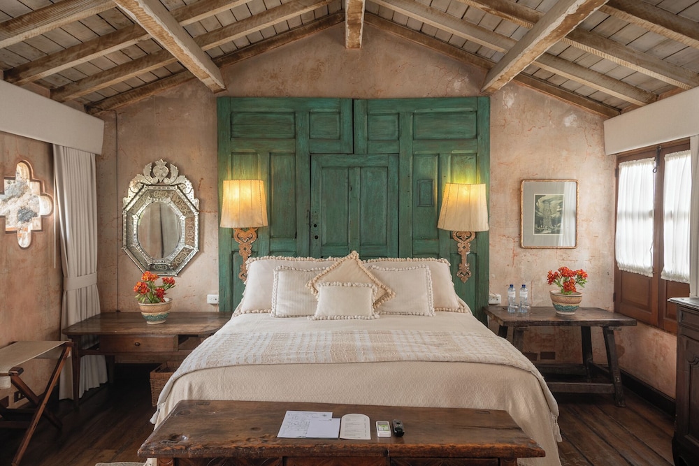 SUITE, KING BED, MOUNTAIN VIEW