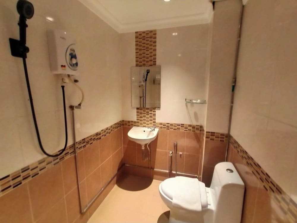 OYO 998 Queen City Hotel 48/50