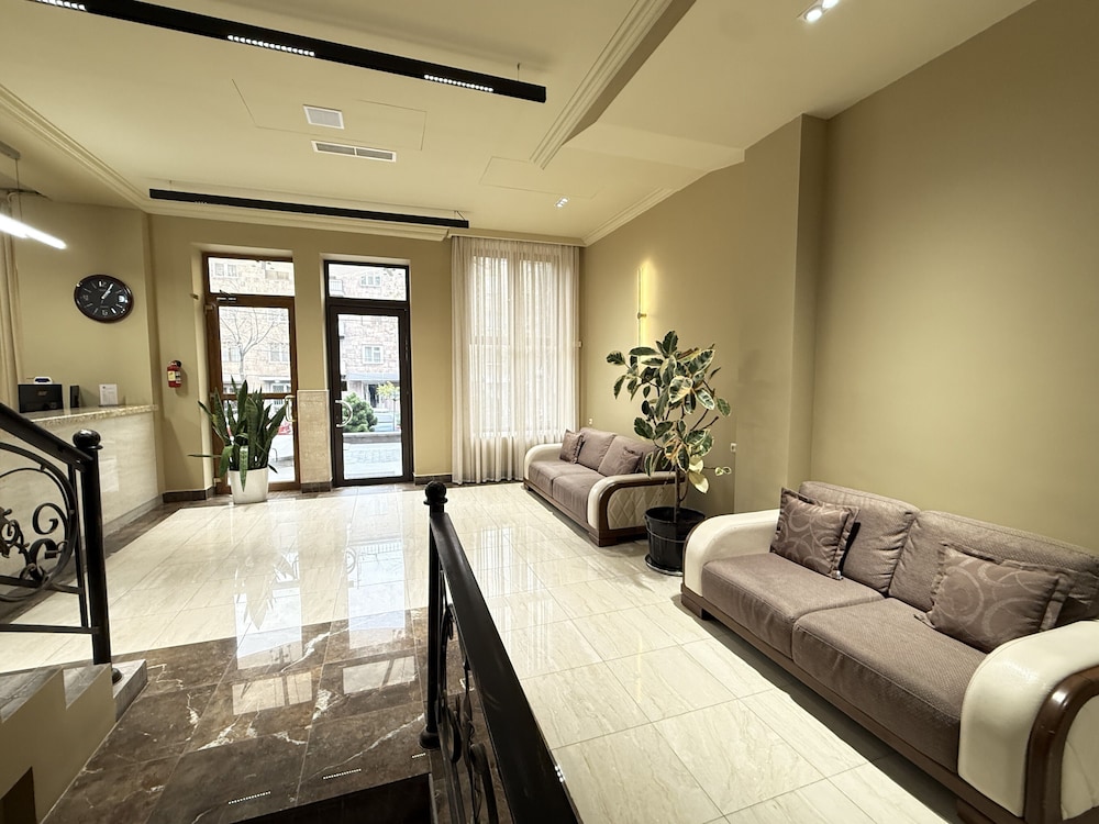 YEREVAN DELUXE HOTEL 50/61