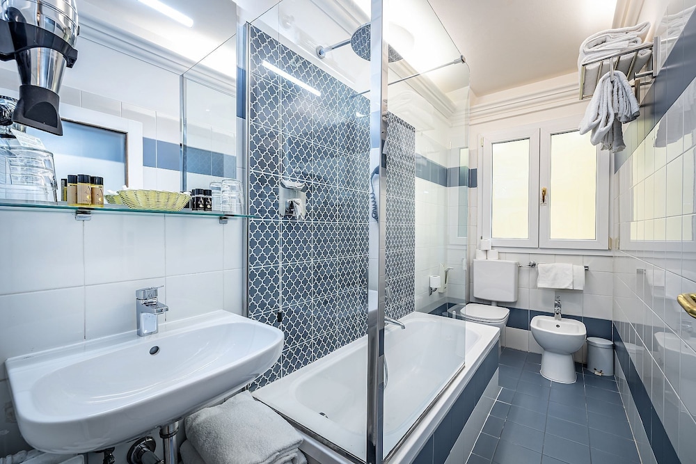 غرفة رباعية بسرير كوين وسريرين منفصلين، Hotel Alessandra 9/10