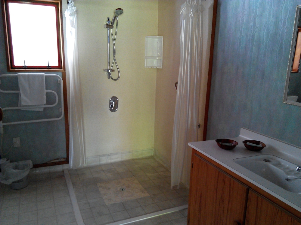 Larchwood Motel 23/25