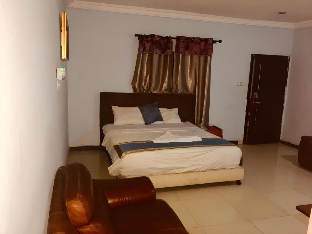 HOME INN HOTEL AND SUITES 11/33