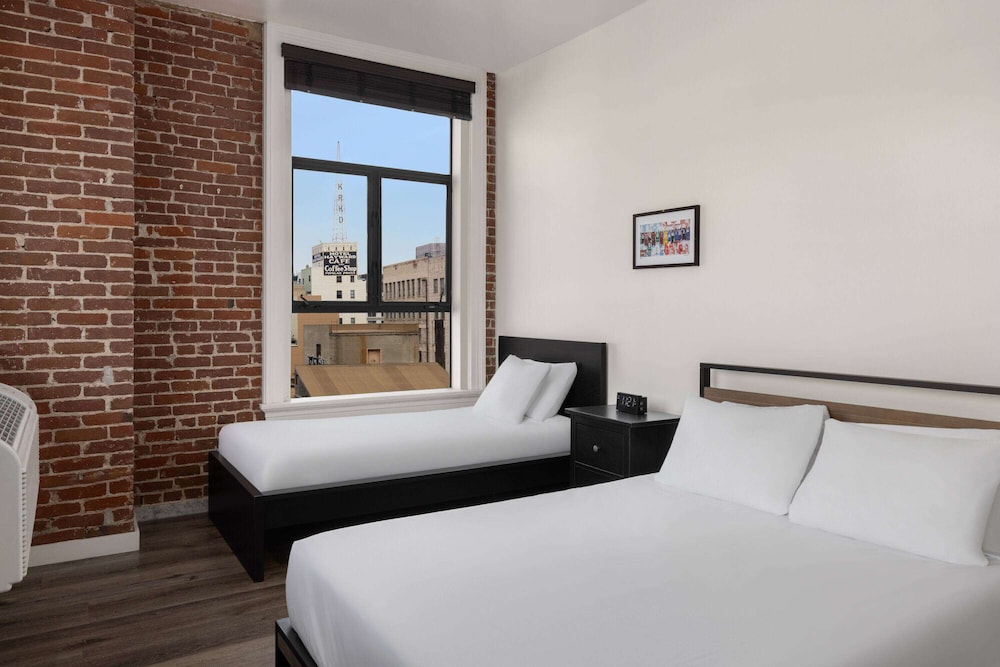 2 Bedrooms, Broadway, Deluxe, Suite, 1 Single and 2 Queen Beds