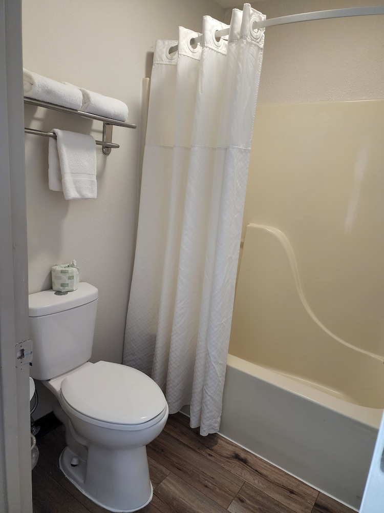 Days Inn by Wyndham Clemson 10/36