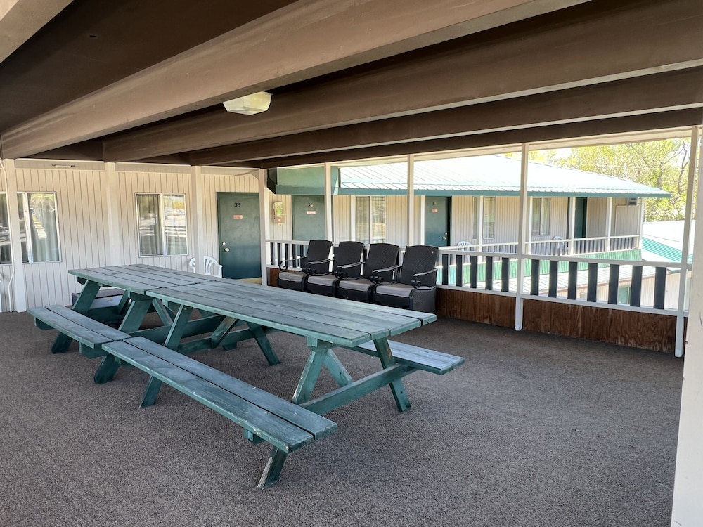 Silver Spur Motel 24/36