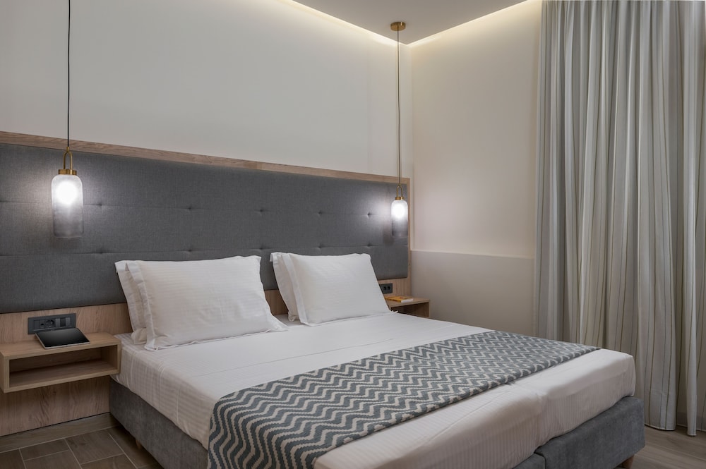 FAMILY, QUEEN BED, 2 SOFA