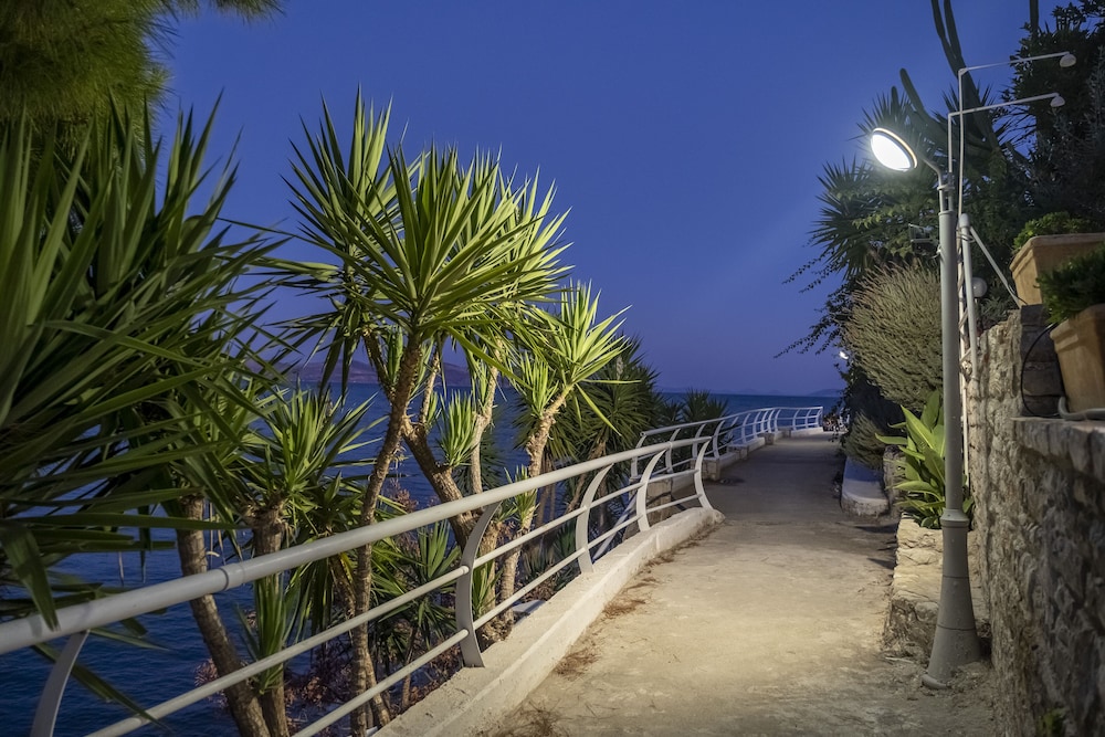 MELI APARTMENTS & VILLAS 39/50