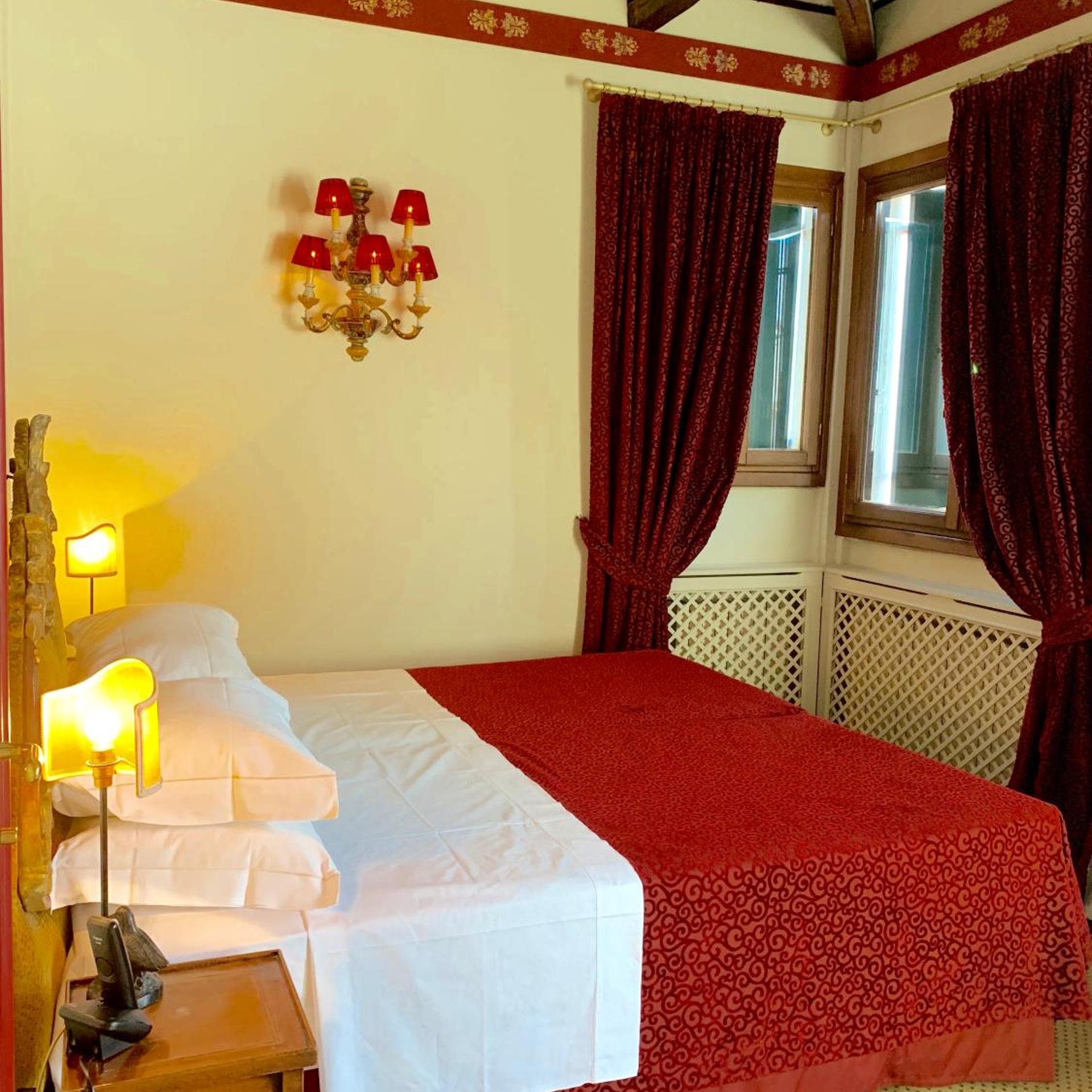 Room, Double or Twin Bed, Partial Canal View, Top Floor