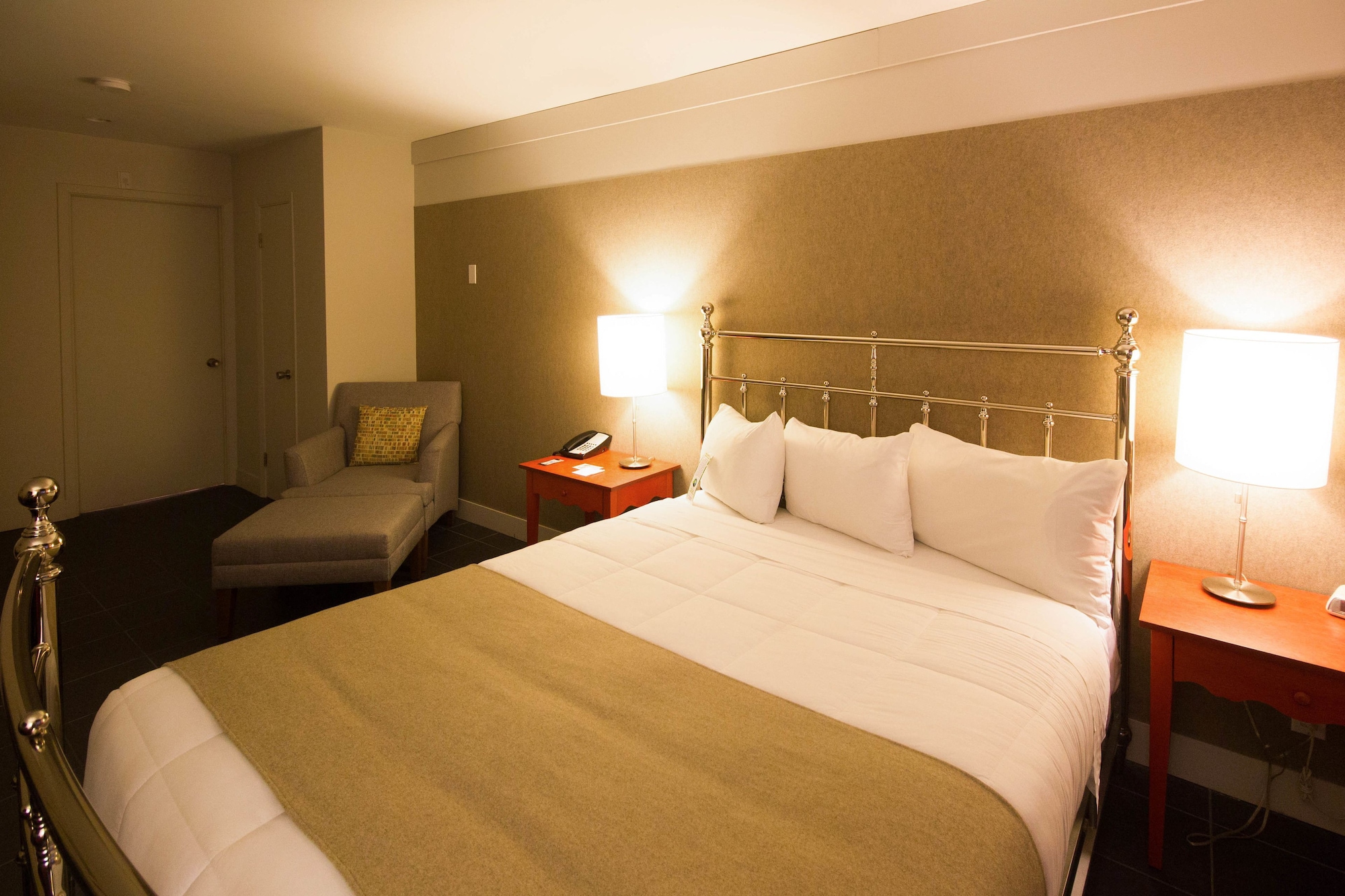 STANDARD, QUEEN BED