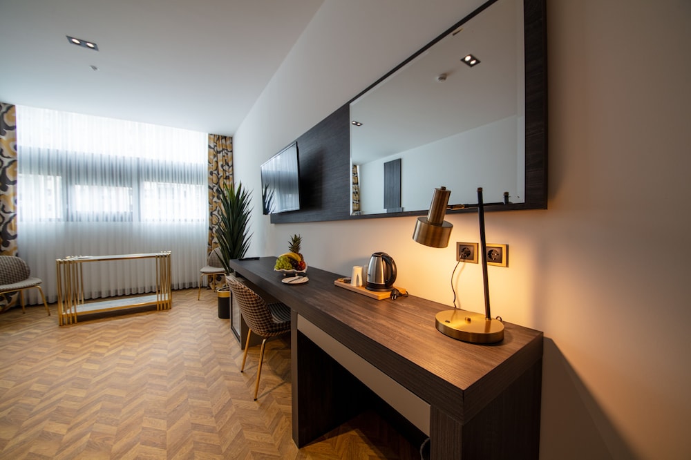 V CENTER HOTEL 50/65
