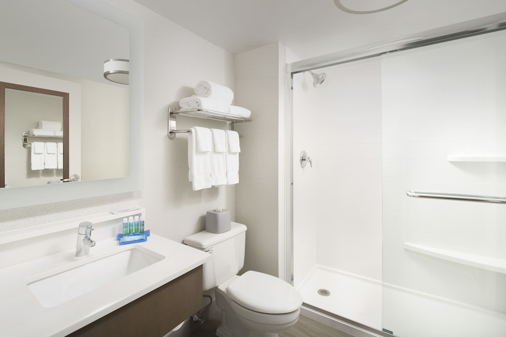 HOLIDAY INN EXPRESS ANDOVER NORTH - LAWRENCE 16/50