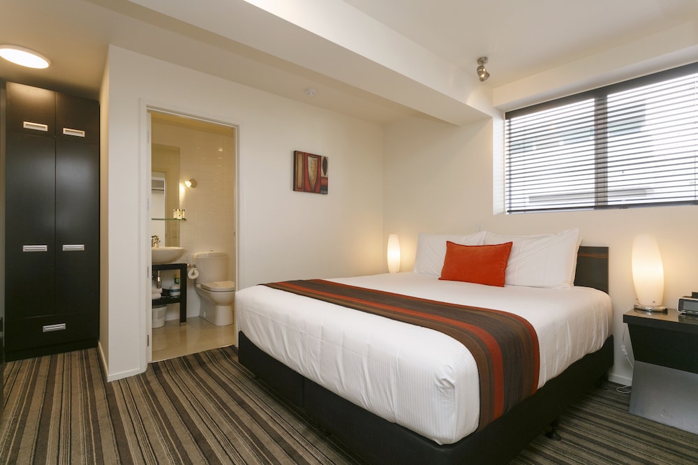 1 Bedroom, Apartment, King Bed, Pool Side, Sofa 3/9