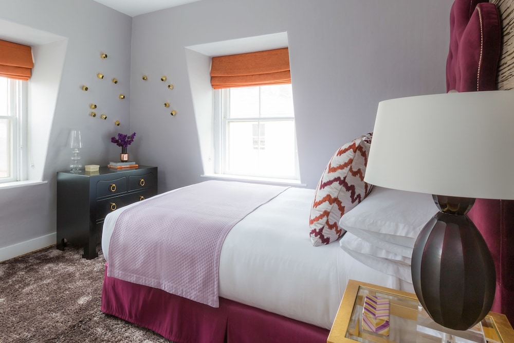 JUNIOR SUITE, QUEEN BED