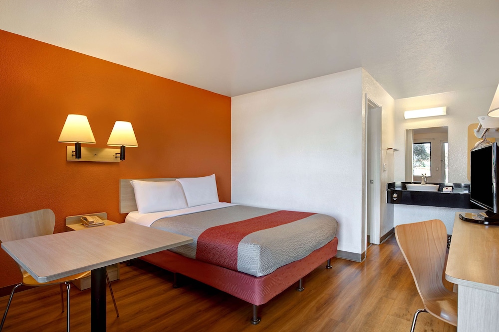 Motel6 Monterey, CA 23/57