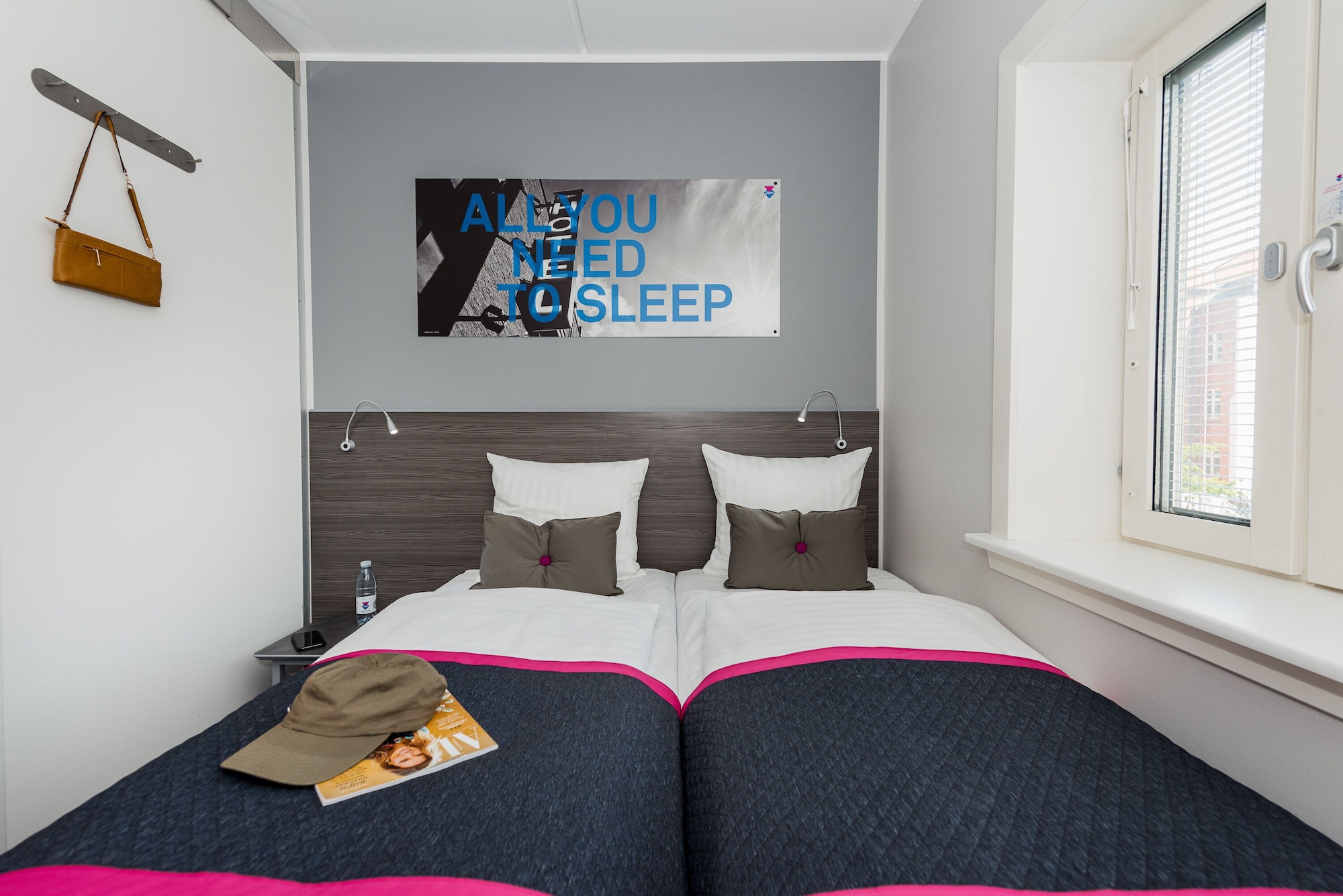 Commodore room twin beds