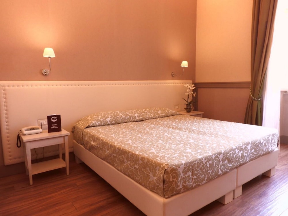 غرفة ديلوكس بسريرين منفصلين بإطلالة على الحديقة، Basilica Hotel 2/10