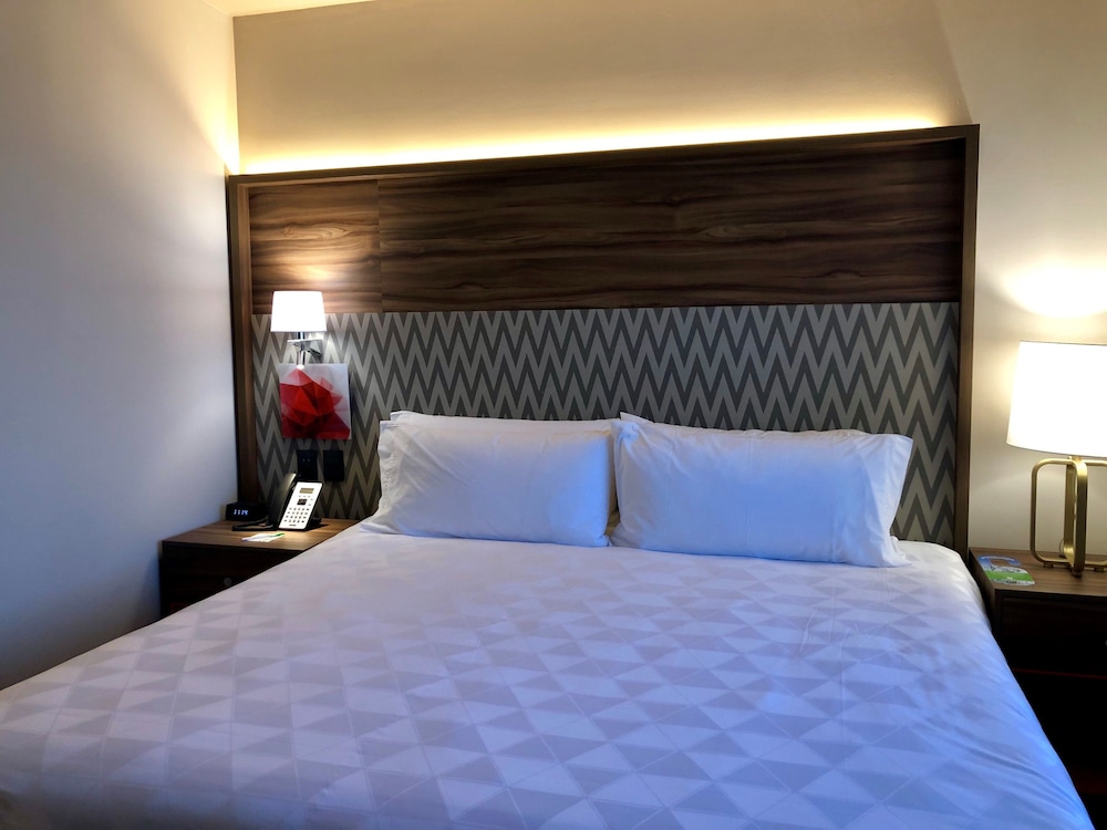 Holiday Inn And Suites Monterrey Apodaca Zona Airport 17/77