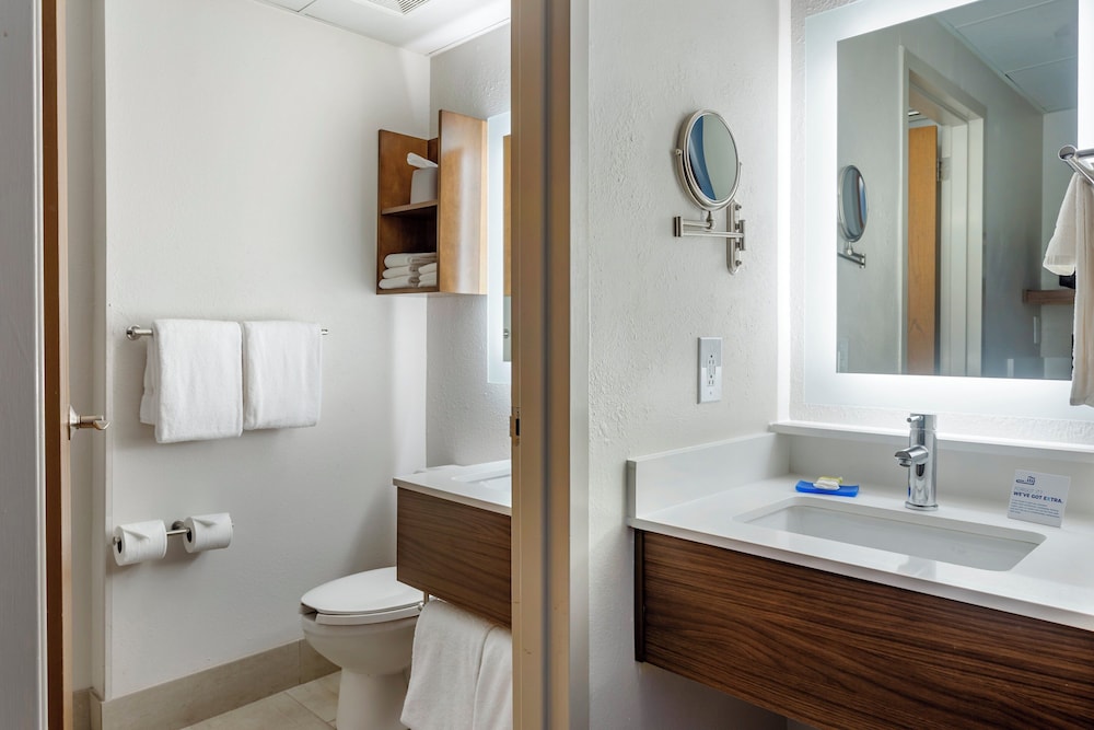 Holiday Inn Express Branson-Green Mountain Drive 69/72