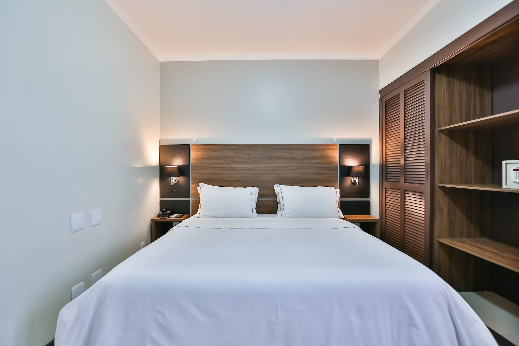 غرفة ديلوكس بسرير كوين، Wyndham Golden Foz 2/4
