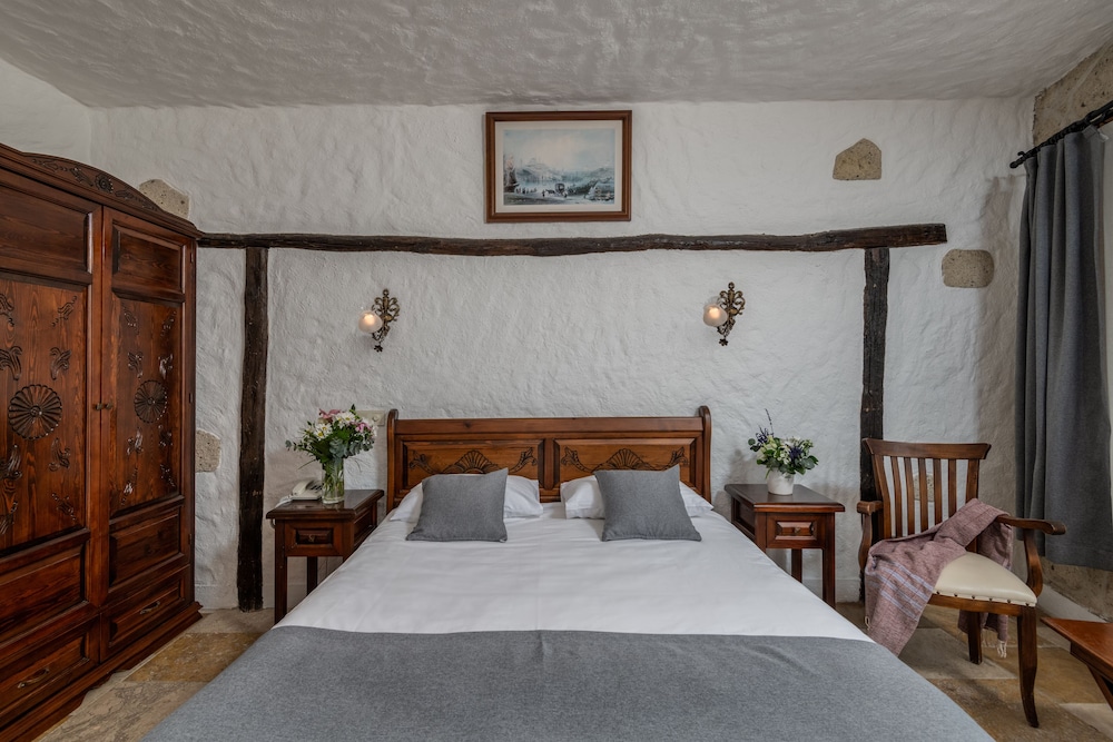 DELUXE, DOUBLE BED
