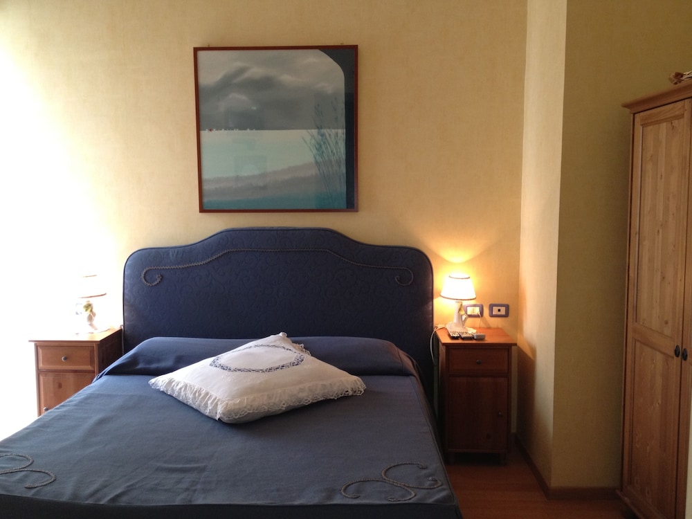 ROOM, SINGLE, DOUBLE BED, PRIVATE BATHROOM