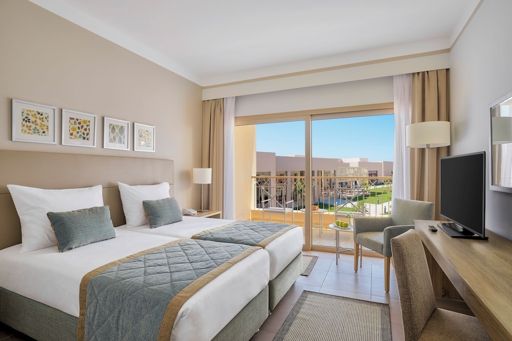 SUPERIOR, FAMILY, QUEEN BED, PARTIAL SEA VIEW