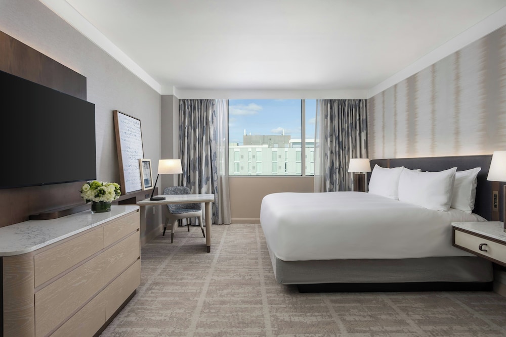 Vanderbilt, Suite, King Bed, Sofa
