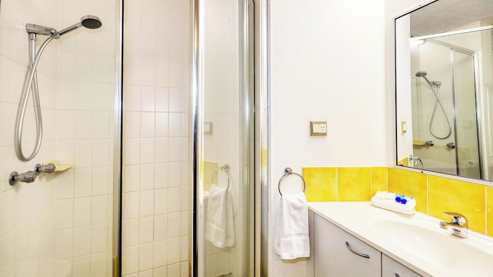 MERRIMA COURT HOLIDAY APARTMENTS 72/74